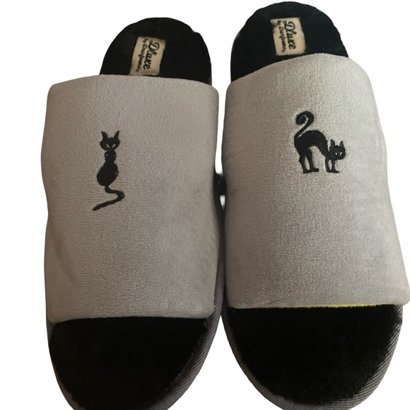 Dearfoams Gray Cat Embroidered Slippers - Picture 1 of 4